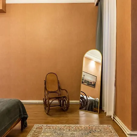 Missafir Historical Flat With Sea View In Beyoglu